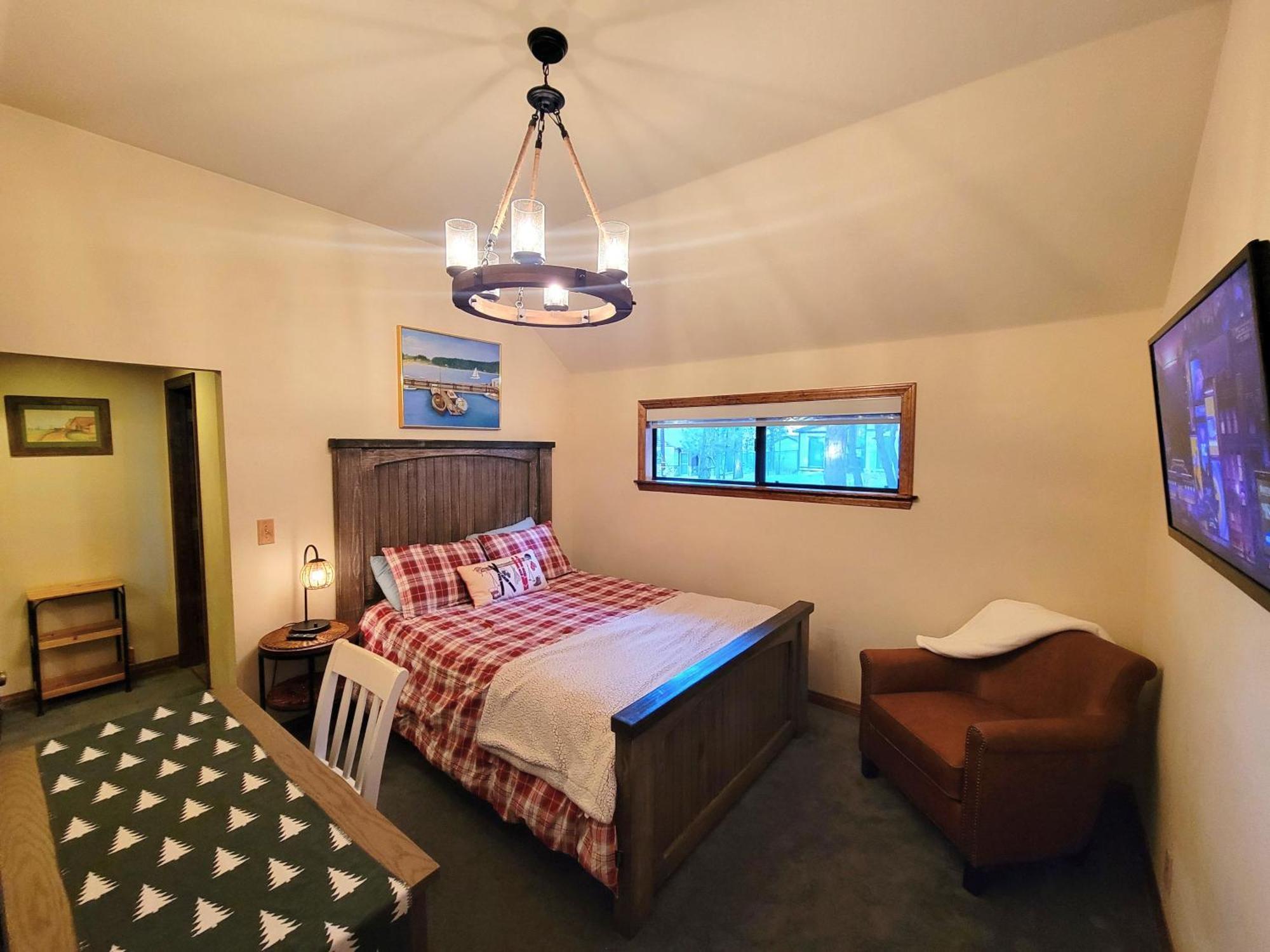 Four Seasons Getaway-Private Hot Spa With Pine Tree Views-Walk To Village And Pineknot Trailhead-Plus King Bed! Big Bear Lake Eksteriør billede
